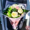 Букет из хризантем, роз и альстромерий