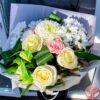 Букет из хризантем, роз и альстромерий