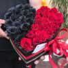 Черные и красные розы в коробке